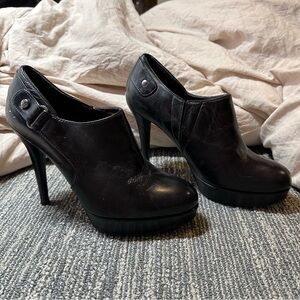 Stuart Weizmann Black Leather Bootie Heels 5.5